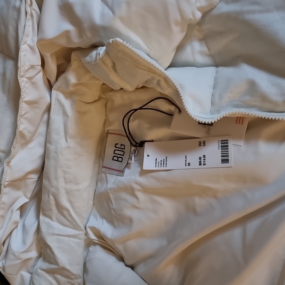 BNWT UO Linen Cropped Puffer Vest - Picture 4 of 4